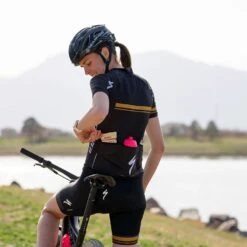 Skratch Labs Crispy Rice Cake Strawberry & Mallow -Hiking And Camping 1276008 sport crispy rice cake 45g strawberries mallow